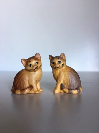 Katzenpaar sitzend