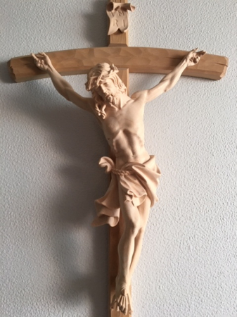 Alpenchristus mit gebogenem Kreuz