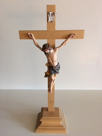 Christus mit geradem Kreuz und Sockel
