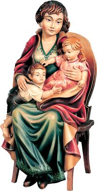 Mutter sitzend mit 2 Kinder auf Stuhl